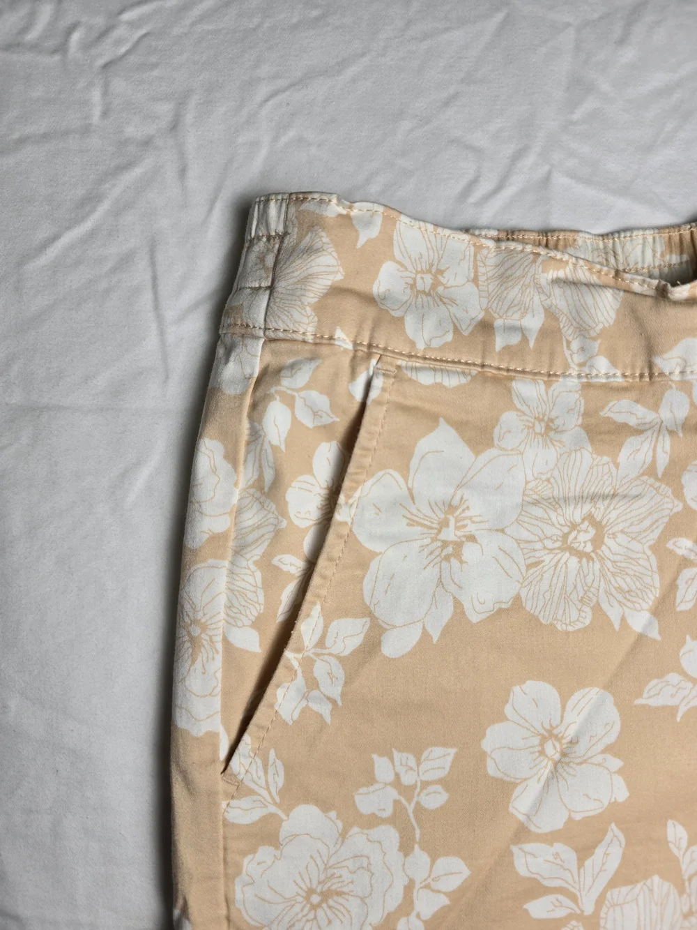 JACHS Girlfriend Floral Peach Women's Chino Shorts